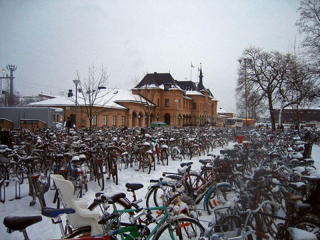 Il parcheggio delle biciclette della stazione centrale di Uppsala, in Svezia